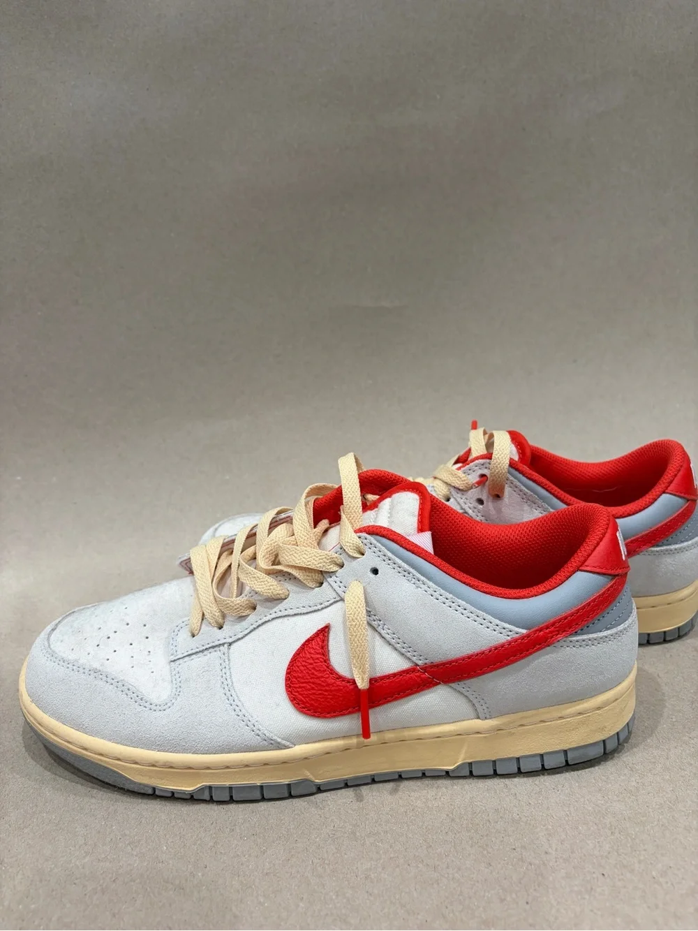 Red Accent Low-Top Men’s Sneakers - Light Gray & Red